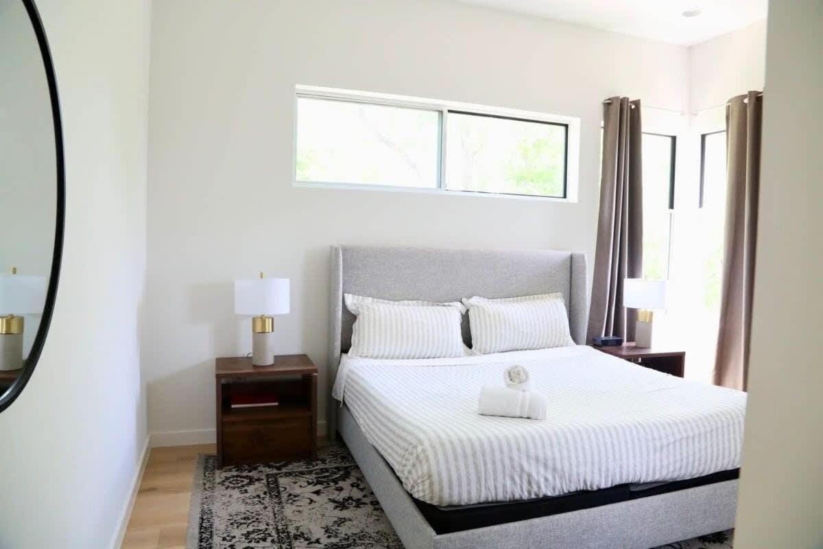 Stunning Modern Home W Pool & Hot Tub In Dt Austin Exteriör bild